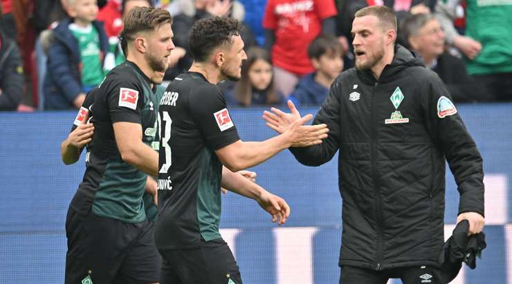 Vào! Niclas Fullkrug (Werder Bremen) lấy bóng bật ra trong vòng cấm và sút thành bàn, vào góc trái phía dưới.