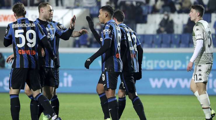 Vào - 1:0! Remo Freuler chuyền bóng đến Luis Muriel (Atalanta) và cầu thủ này có một cú sút từ cự ly gần vào lưới, trong sự bất lực của thủ môn.