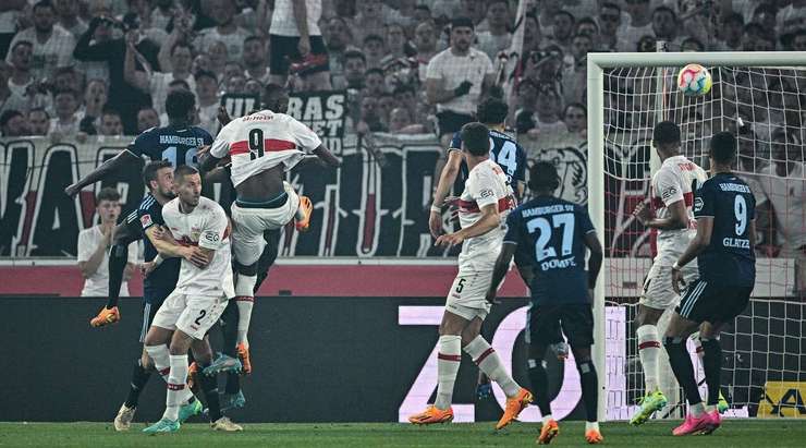 Vàoo! Borna Sosa nhận trách nhiệm thực hiện quả phạt góc, còn Serhou Guirassy (VfB Stuttgart) là người đã chạm được đầu vào quả bóng và đưa nó vào góc thấp bên phải khung thành. Tỉ số là 3:0.