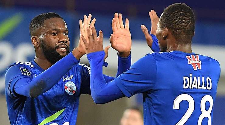 VÀO! Jean-Eudes Aholou (Strasbourg) cướp lấy quả bóng tại rìa vòng cấm sau một sai lầm tai hại của hàng thủ đối phương tung cú sút mạnh vào lưới. Tỉ số lúc này là 2:0.