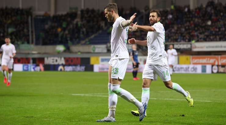Vào! Daniel Ginczek (Wolfsburg) sút bóng bật ra vào phía trong cột dọc bên phải sau khi bóng đến chỗ anh ấy trong vòng cấm. Tỉ số là 1:3.