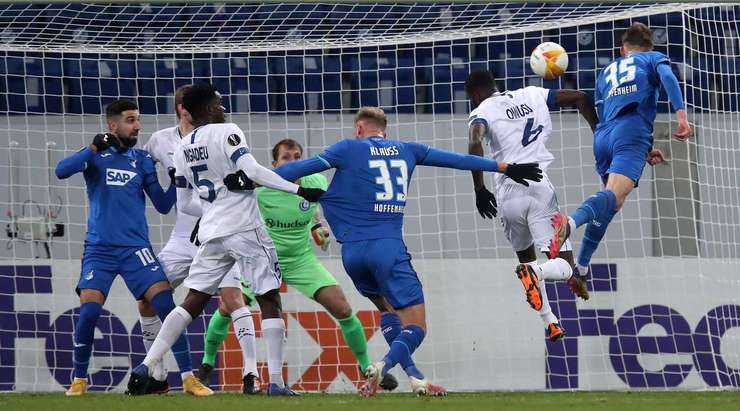 Maximilian Beier (Hoffenheim) ghi bàn với một cú đánh đầu tốt! Thủ môn đã không thể cản phá mặc dù bóng đi khá hiền vào chính giữa khung thành.