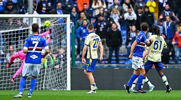 Một tuyệt phẩm ngay ngoài vòng cấm! Manolo Gabbiadini (Sampdoria) tung một cú sút căng như kẻ chỉ làm tung nóc lưới khung thành đối phương.