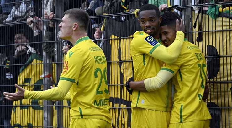 Vào! Ouparine Djoco đã chạm được những đầu ngón tay vào bóng sau cú sút của Ludovic Blas (Nantes), nhưng chừng đó thôi không đủ ngăn trái bóng đi chìm vào giữa khung thành.