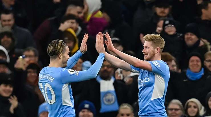 Kevin De Bruyne (Manchester City) lấy bóng bật ra từ vòng cấm và tung một cú sút tuyệt vời, đánh bại thủ môn.