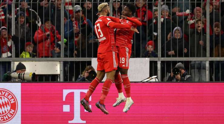 Vào rồi! Eric Maxim Choupo-Moting (Bayern Munich) bức tốc vào vòng cấm và chọn đúng điểm rơi sau đường căng ngang của Kingsley Coman trước khi dứt điểm cận thành đẹp mắt vào góc phải khung thành. Tỉ số là 1:0.
