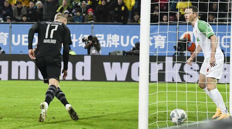 Vào! Thorgan Hazard chuyền bóng đến chân của Erling Braut Haaland (Dortmund), người đứng trước mành lưới trống và không gặp khó khăn đệm bóng vào khung thành. 3:4.