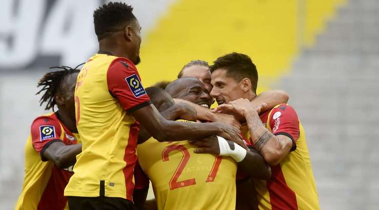 Vào! Gael Kakuta (Lens) sút bóng vào góc phải khung thành, vượt qua tầm với của Benoit Costil dù thủ môn đã đổ người hết cỡ.