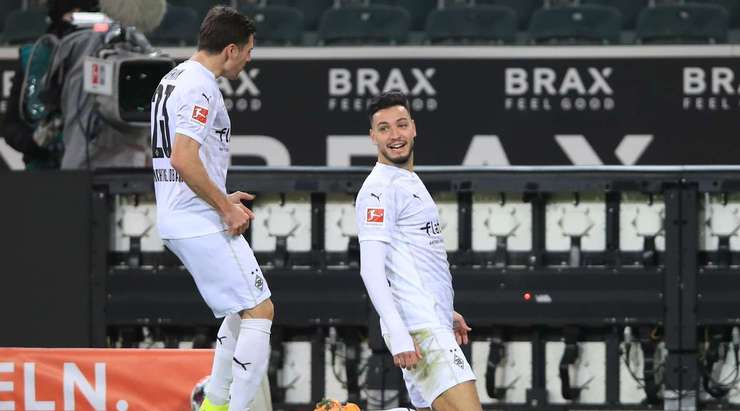 Ramy Bensebaini (B. Monchengladbach) ghi bàn! Anh ấy có một nỗ lực đi bóng độc diễn đẹp mắt và đánh bại thủ môn với một cú sút chính xác vào góc phải phía dưới.