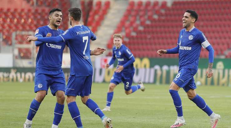 Mark Uth (Schalke) đặt bóng cho quả đá phạt và tung cú sút tuyệt đẹp. Bóng đi chuẩn xác vào góc phải phía trên khung thành.