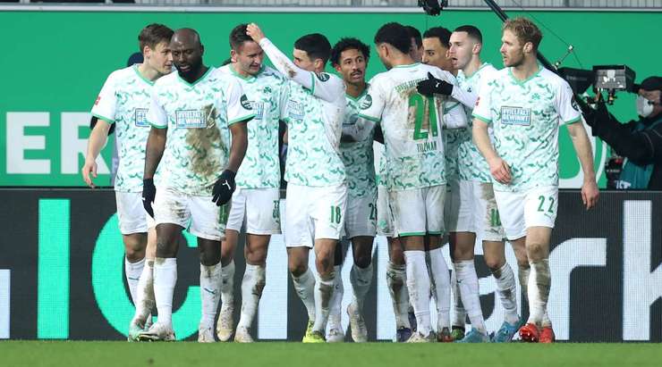 Một bàn phản lưới do lỗi của Stefan Bell (Mainz), anh nỗ lực ngăn cản một quả tạt của đối phương, nhưng lại xui xẻo làm bóng đổi hướng, đi vào ngay giữa khung thành đội nhà.