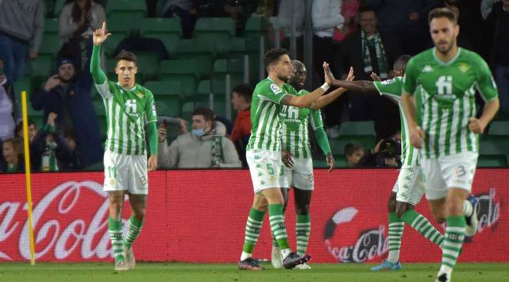 Vào! Cristian Tello (Betis) thể hiện nền tảng kỹ thuật tuyệt vời của mình với một cú sút một chạm từ ngay bên ngoài vòng cấm, bóng đi vào sát mép trong cột dọc bên trái. Tỉ số là 1:1.