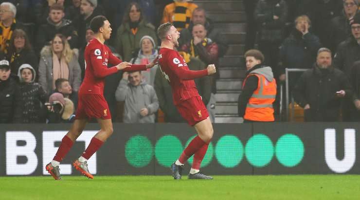 Bóng đã nằm trong lưới! Quả phạt góc được treo vào và Jordan Henderson (Liverpool) có khoảng trống để tung một cú đánh đầu tuyệt vời từ gần chấm phạt đền. Pha dứt điểm của anh đi vào góc phải khung thành, bóng đập cột dọc vào lưới. Tỉ số là 0:1.