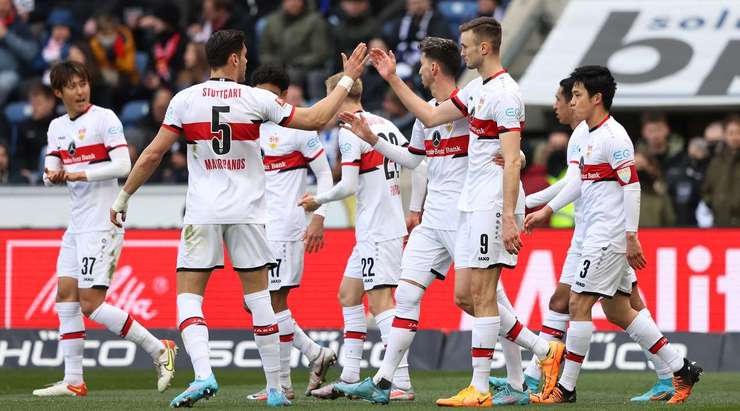 Vào! Stefan Ortega đã chạm được những đầu ngón tay vào bóng sau cú sút của Sasa Kalajdzic (VfB Stuttgart), nhưng chừng đó thôi không đủ ngăn trái bóng đi vào góc trái khung thành.