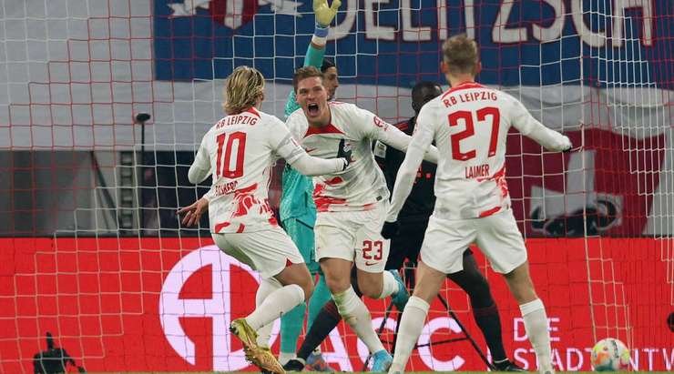 Vào! Marcel Halstenberg (RB Leipzig) tung một cú sút trong vòng cấm và pha dứt điểm bị chệch hướng và đi qua thủ môn. 1:1.