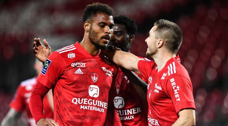Franck Honorat nhận trách nhiệm đá phạt góc và chuyền bóng một cách hoàn hảo cho Steve Mounie (Brest), người đã ghi bàn với một cú đánh đầu đập đất vào góc thấp bên phải khung thành. Tỉ số bây giờ là 2:0.