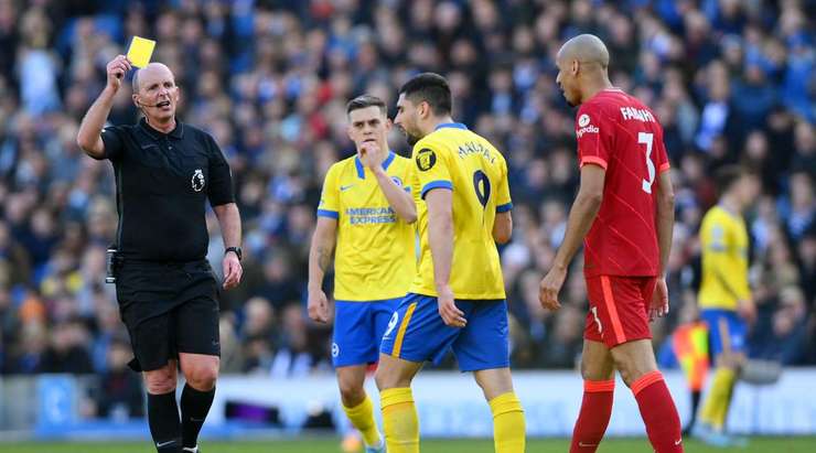 Neal Maupay (Brighton) vừa phải nhận một tấm thẻ vàng chính xác từ trọng tài.