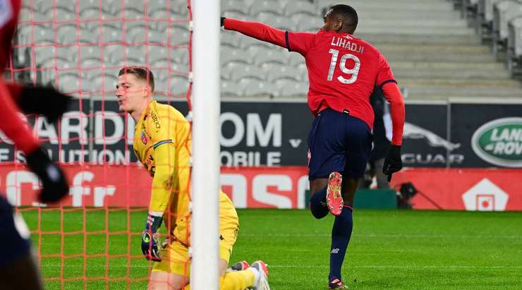 Vào! Tỉ số là 1:0. Isaac Lihadji (Lille) điền tên mình lên bảng điện từ bằng một cú sút gần như ngay trên vạch vôi, sau khi một đường bóng bật ra đã may mắn tìm đến đúng đôi chân của anh.