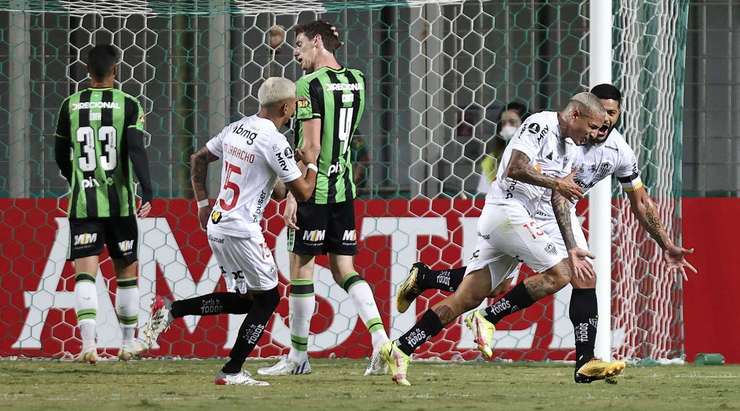Guilherme Arana (Atletico-MG) nhận bóng trong vòng cấm, anh xoay trở rất nhanh nhẹn và tung cú sút chìm, găm bóng vào sát mép trong cột dọc bên trái.