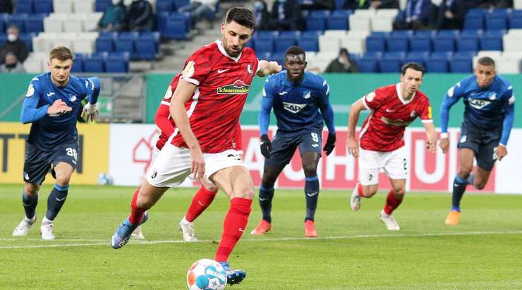 Vào! Vincenzo Grifo (Freiburg) tinh quái dừng lại một nhịp trước khi sút, chờ cho thủ môn Oliver Baumann đổ người trước khi bình tĩnh đưa bóng vào góc trái khung thành.