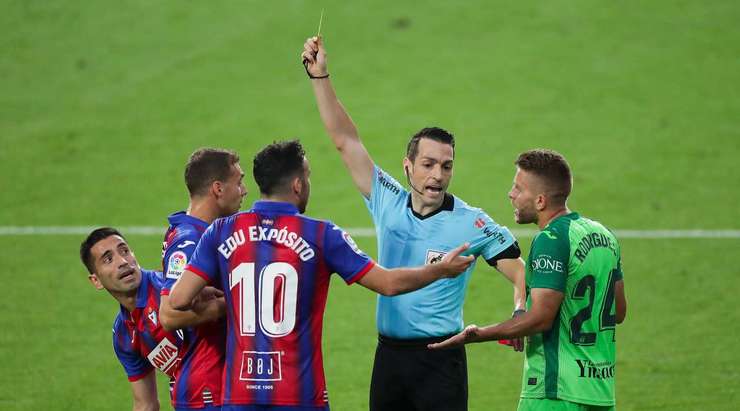Một chiếc thẻ vàng xứng đáng. Cú tắc bóng của Charles (Eibar) là khá thô bạo và trọng tài Eduardo Prieto đã không do dự rút ra một chiếc thẻ vàng cho anh ấy.