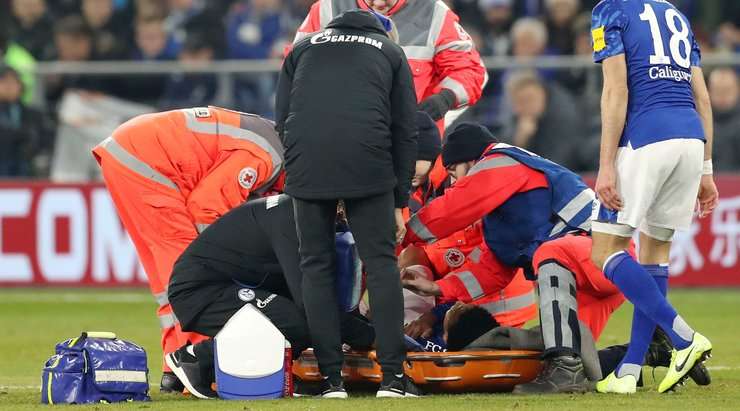 Weston McKennie (Schalke) đang nằm sân sau pha tranh bóng trước đó và đội ngũ y tế đang được gọi vào để giúp anh ấy.