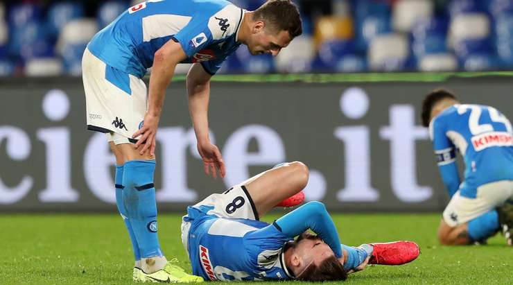 Fabian Ruiz (Napoli) đang nằm sân sau pha tranh bóng trước đó và đội ngũ y tế đang được gọi vào để giúp anh ấy.