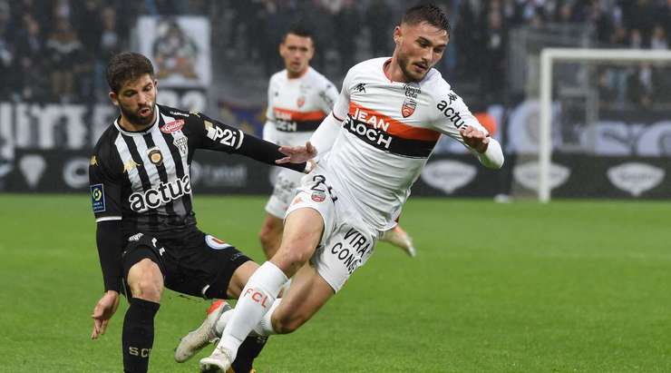Jimmy Cabot (Angers) phạm một lỗi nhỏ để làm gián đoạn đường lên bóng của đối phương. Trọng tài đã lập tức cảnh cáo rằng nếu còn tái phạm thì anh sẽ phải nhận một tấm thẻ vàng.