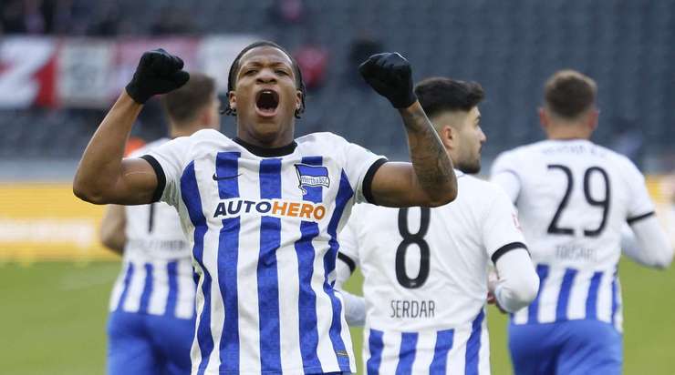 Vào! Jessic Ngankam (Hertha Berlin) giành chiến thắng trên chấm phạt đền bằng một cú sút không thể cản phá, vượt qua tầm với của thủ môn Robin Zentner vào góc thấp bên phải.