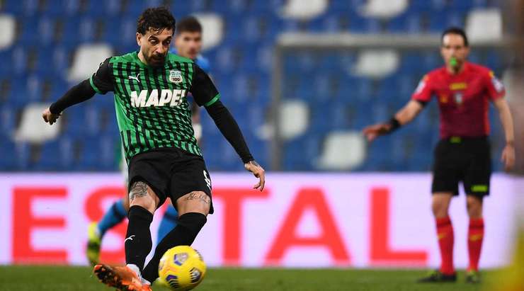 Vào! Francesco Caputo (Sassuolo) sút bóng vào góc phải khung thành, vượt qua tầm với của Alex Meret dù thủ môn đã đổ người hết cỡ.