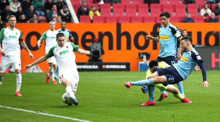 Ramy Bensebaini (B. Monchengladbach) nhận một đường chuyền thú vị bên trong vòng cấm và anh sút bóng lọt qua thủ môn vào lưới. Một pha dứt điểm xuất sắc!