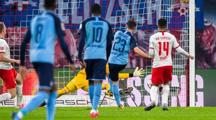 Vào! Florian Neuhaus Jonas Hofmann (B. Monchengladbach), người cho thấy quyết tâm tuyệt vời để đón bóng trước một vài hậu vệ và từ trong vòng cấm tung đưa nó vào góc phải phía dưới 0:2.