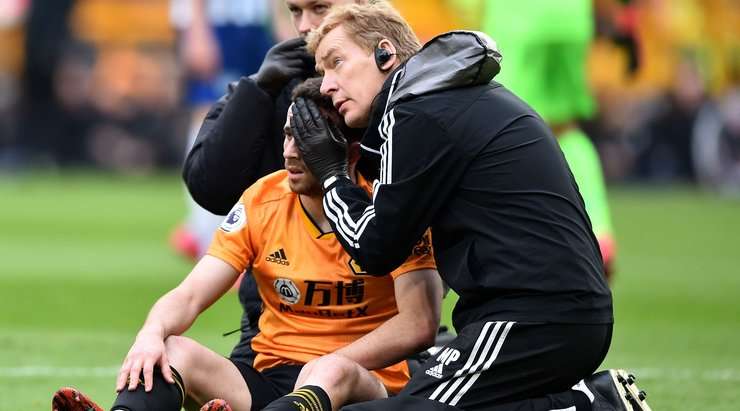 Diogo Jota (Wolves) đang yêu cầu trợ giúp y tế và trọng tài đã cho dừng trận đấu để các bác sĩ vào sân.