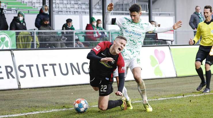 Marco Meyerhofer (Greuther Furth) bất cẩn lao vào dưới chân đối phương và đã không thể mong thoát khỏi án phạt. Lần này, Tobias Reichel giữ thẻ trong túi, nhưng ông ấy thổi phạt. Freiburg có quả đá phạt.