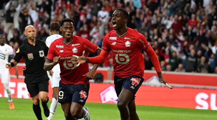 Vào! Thủ môn Alfred Gomis phạm một sai lầm tồi tệ và Timothy Weah (Lille) đã không gặp khó khăn gì để đưa bóng vào lưới, 1:0.