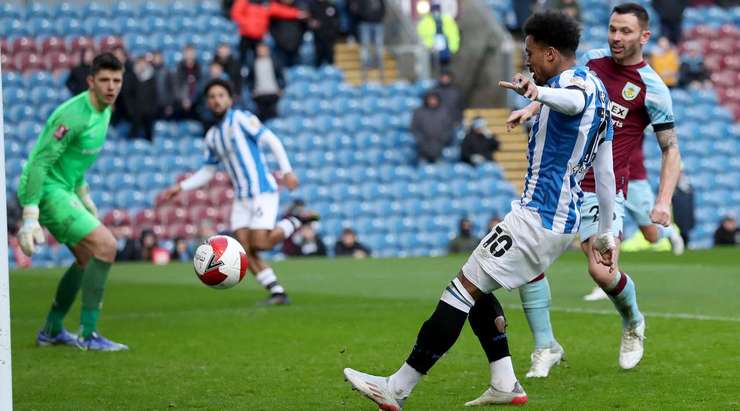 Vào! Josh Koroma (Huddersfield) sút bóng thành bàn từ cự li rất gần sau khi đón một đường chuyền. Kiến tạo bởi Thomas Thomas. Tỉ số là 1:1.
