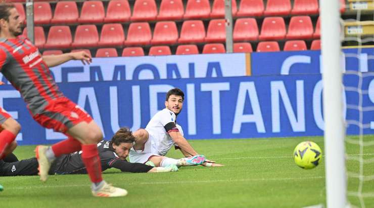 Riccardo Orsolini (Bologna) khôn khéo phá bẫy việt vị và xông về phía khung thành. Khi trước mặt chỉ còn người gác đền, anh lạnh lùng đệm bóng, đưa bóng vượt quá tầm với của thủ môn và bay vào lưới!