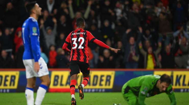 Vào! Một sai lầm tồi tệ từ đối phương đã trao tặng một cơ hội cho Jaidon Anthony (Bournemouth), người đưa bóng vào lưới từ cự li gần. 4:1.