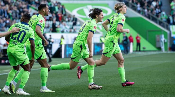 Vào! Jonas Wind (Wolfsburg) đã tìm thấy đường vào lưới khung thành từ cận thành từ góc rất hẹp.