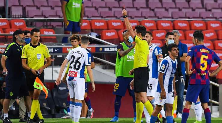Thẻ đỏ! Pol Lozano (Espanyol) đã phải nhận quyết định rời sân từ trọng tài Jose Luis Munuera Montero sau khi xem xét lại tình huống qua hệ thống VAR.