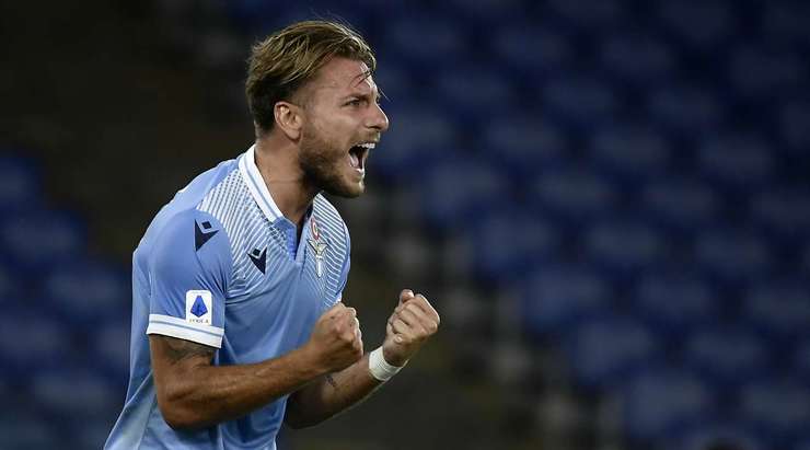 Tỉ số là 2:0! Joaquin Correa chuyền bóng cho Ciro Immobile (Lazio) trong vòng cấm, người không bị ai kèm và sút bóng vào góc phải phía dưới.
