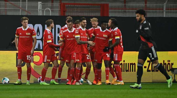 Bóng đã nằm gọn trong lưới! Grischa Promel (Union Berlin) ghi tên mình lên bảng tỉ số sau khi chuyển hóa thành công cơ hội từ quả phạt góc. Cầu thủ này có khoảng trống trong vòng cấm và bật cao đánh đầu một cách hoàn hảo vào nóc lưới. Tỉ số là: 1:0!
