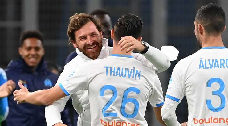 Florian Thauvin (Marseille) khống chế bóng gọn gàng sau một đường chuyền sắc bén của đồng đội tại rìa vòng cấm và cứa bóng vào góc cao bên trái khung thành, theo một phong cách đã thành thương hiệu của anh.