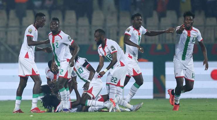 Andre Onana (Cameroon) ghi một bàn phản lưới xui xẻo sau khi anh vô tình làm đổi hướng một cú sút.