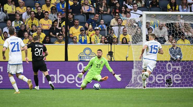 Tỉ số là 0:1! Matthew Garbett chuyền bóng cho Callum McCowatt (New Zealand) trong vòng cấm, người không bị ai kèm và sút bóng vào góc phải phía dưới.