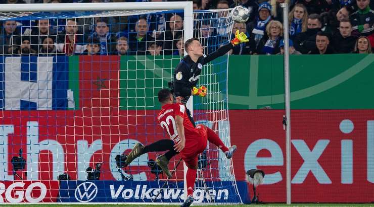 Serge Gnabry (Bayern Munich) đón một đường chuyền gần rìa vòng cấm và nhắm rất cẩn thật trước khi sút bóng. Pha dứt điểm của anh ấy đi về phía trong cột dọc bên phải, nhưng Markus Schubert đã rất cảnh giác và không để cho tỉ số thay đổi. Bayern Munich tạo ra quả phạt góc. Họ đang điều các cầu thủ vào vòng cấm.