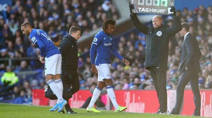 Alex Iwobi ra hiệu xin thay người, chấn thương không cho phép anh ấy tiếp tục thi đấu. Cenk Tosun (Everton) sẽ được tung vào sân.