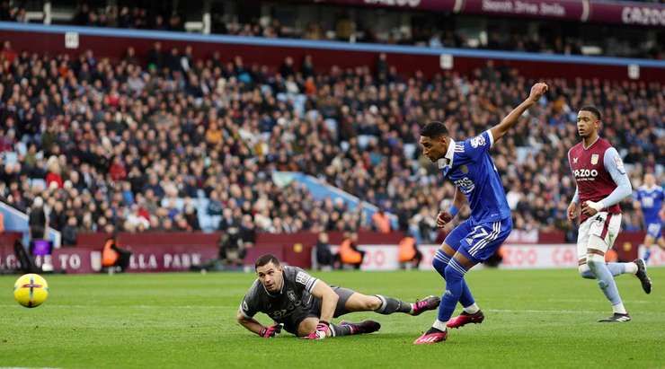 Tete (Leicester) liên tiếp đi bóng lắt léo qua các hậu vệ đối phương và thoát xuống đối mặt với thủ môn. Cầu thủ này làm một động tác giả khiến thủ môn mất thăng bằng, trước khi nhẹ nhàng đưa bóng vào lưới.