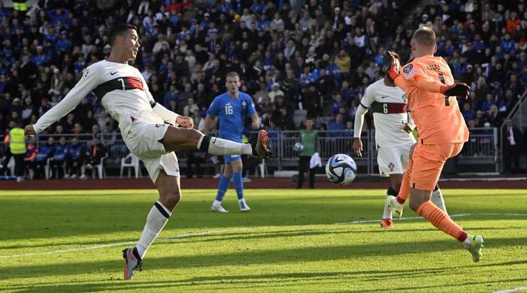 VÀO! Goncalo Inacio đón quả tạt trong vòng cấm và đánh đầu về phía bên kia khung thành, nơi Cristiano Ronaldo (Bồ Đào Nha) đang ẩn nấp và cầu thủ này dễ dàng chích bóng vào lưới. 0:1.
