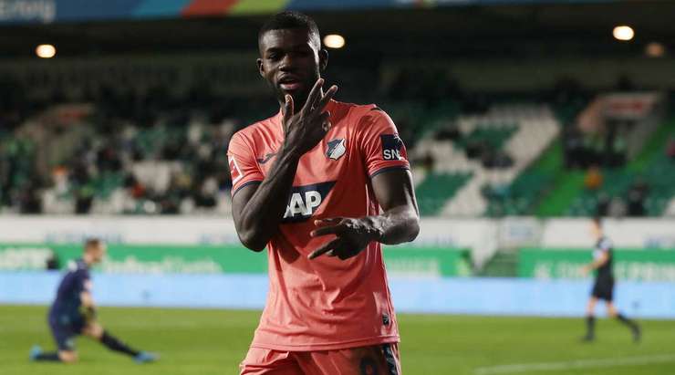 VÀO! Ihlas Bebou (Hoffenheim) nhận một đường chuyền và từ trong vòng cấm anh ấy lốp bóng qua Marius Funk, người đã ra khỏi vạch vôi. Một pha dứt điểm tuyệt vời! 3:6.